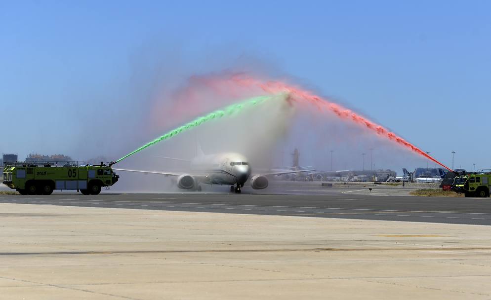 I Campioni d&#39;Europa del Portogallo sono stati accolti all&#39;aeroporto di Lisbona da due camionette antincendio riadattate per l&#39;occasione: spruzzano getti d&#39;acqua con i colori della bandiera nazionale. Ap